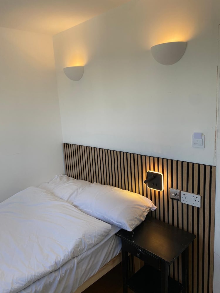 Exhibition Court Hotel 4 26/61