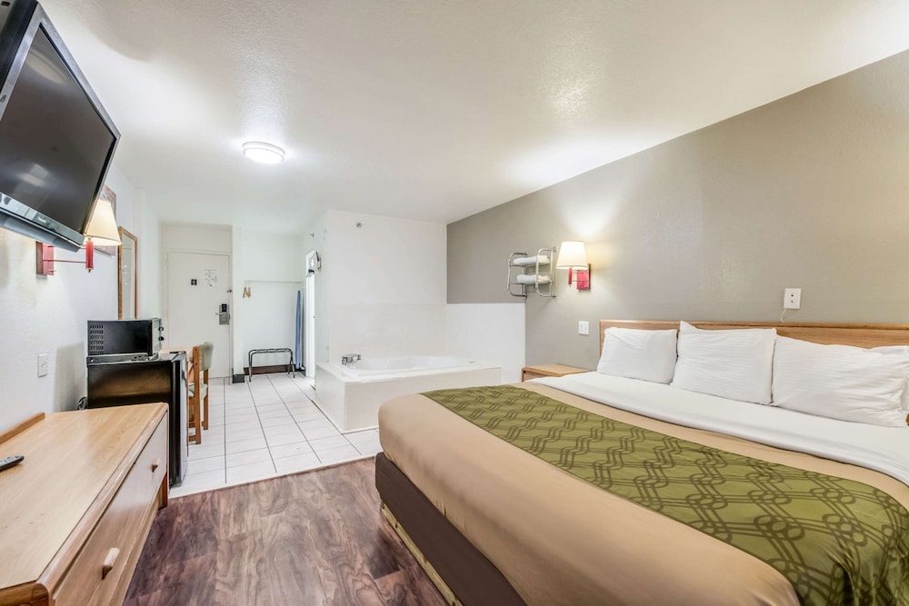 Econo Lodge Truman Inn 17/48