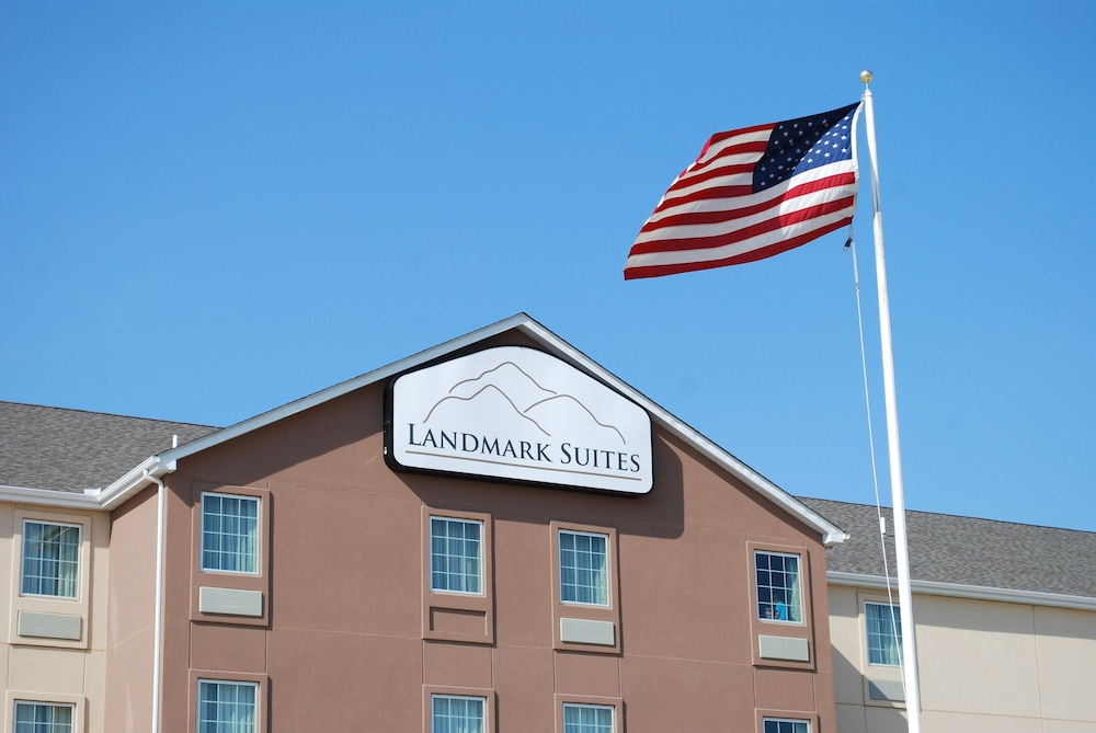 Landmark Suites 2/50