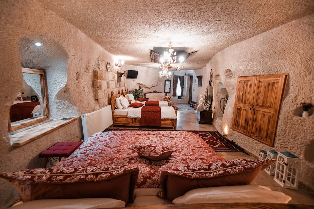 Zeus Cave Suites 35/50