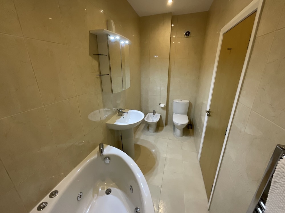 Earle House Serviced Apartments 45/50
