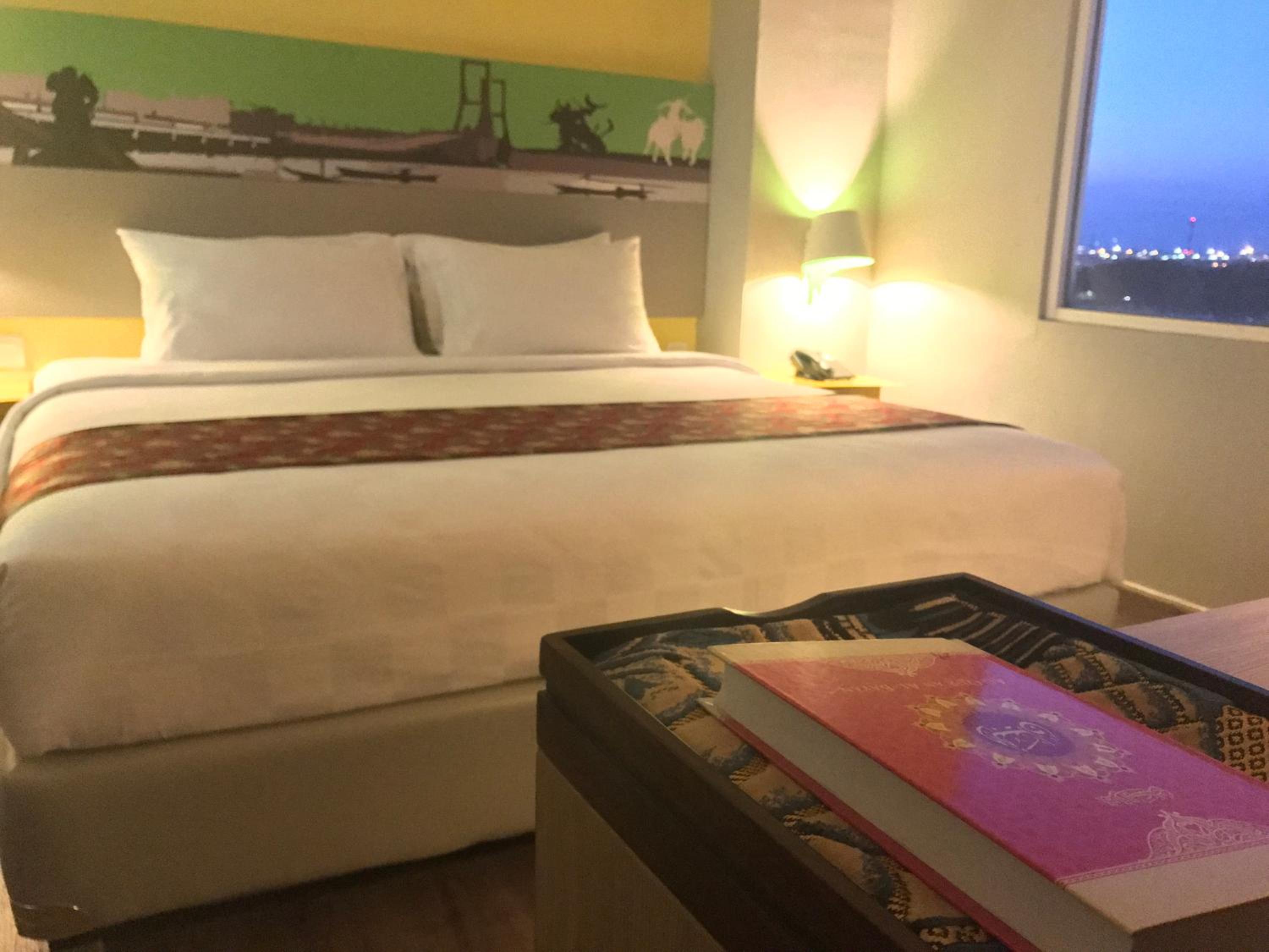 غرفة ديلوكس بسرير مزدوج أو سريرين منفصلين، KHAS Surabaya Hotel 2/3