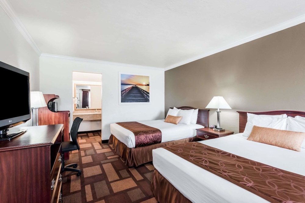 Days Inn & Suites by Wyndham Lodi 8/36