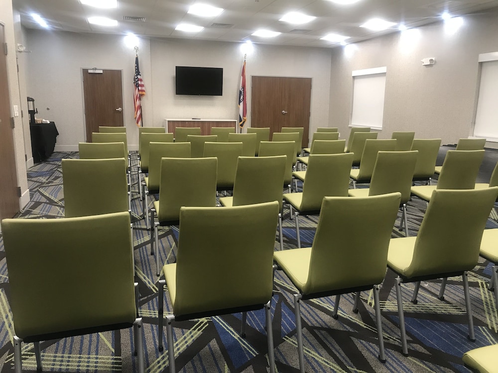 HOLIDAY INN EXPRESS & SUITES HANNIBAL - MEDICAL CENTER 48/53