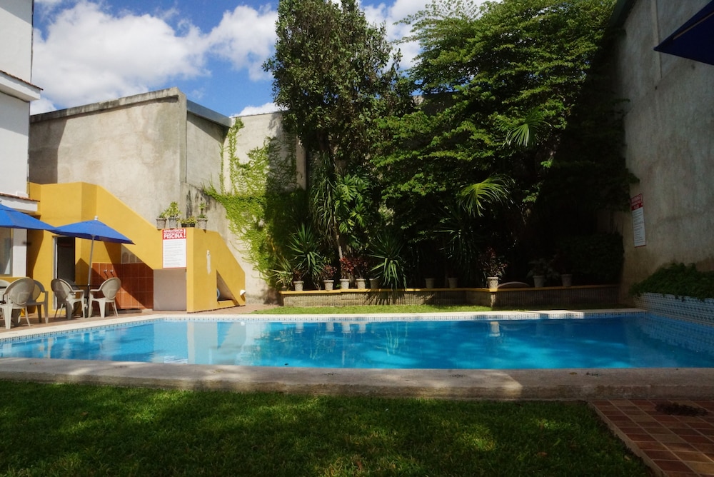 Las Dalias Inn 56/60