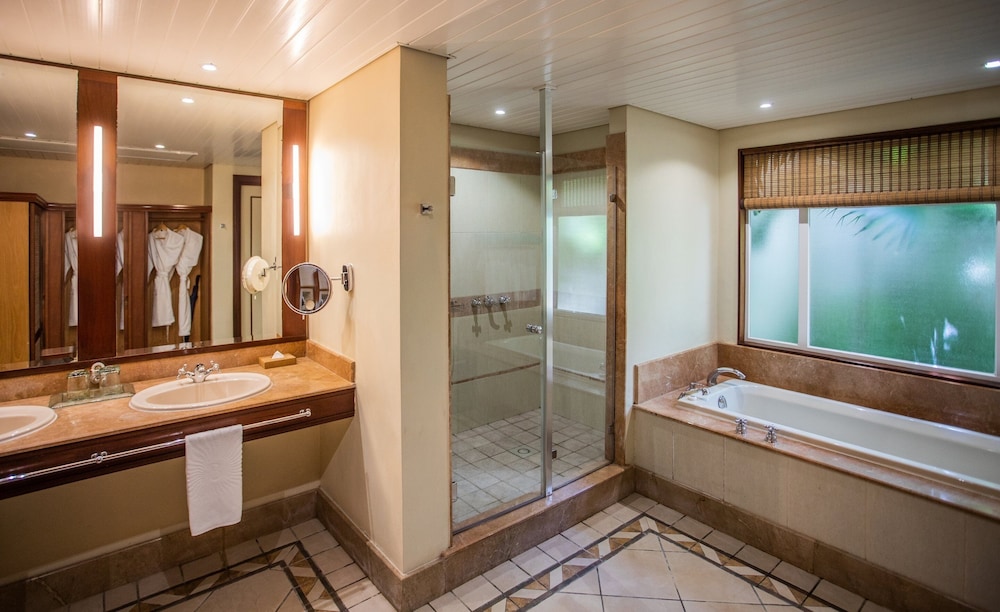 Paradis Beachcomber Golf Resort and Spa 65/65
