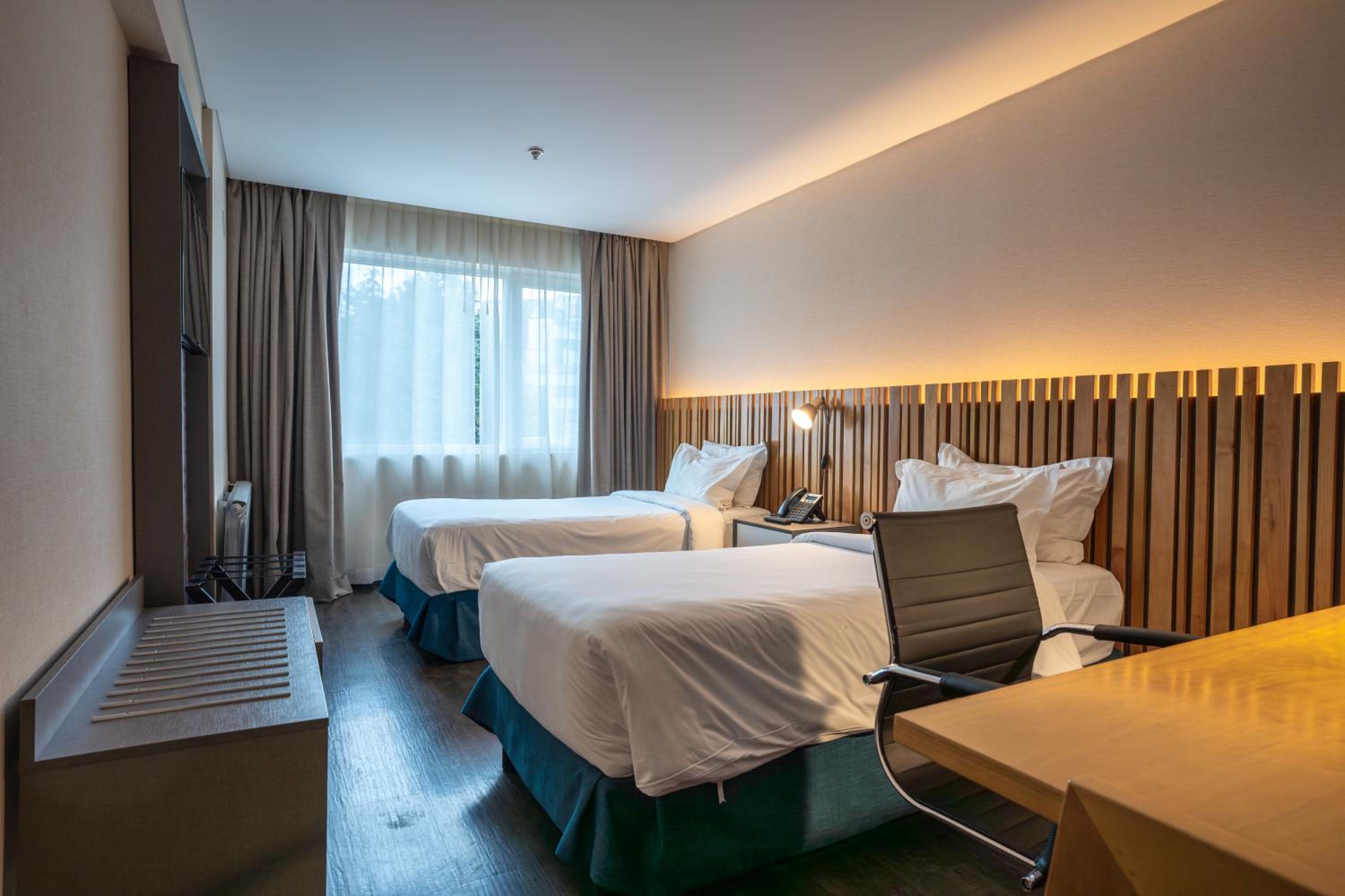 ROOM, TWIN BEDS, CITY VIEW