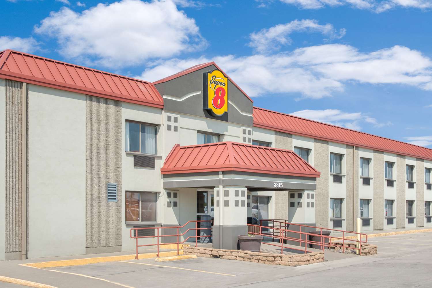 Super 8 by Wyndham Marshalltown 3/25