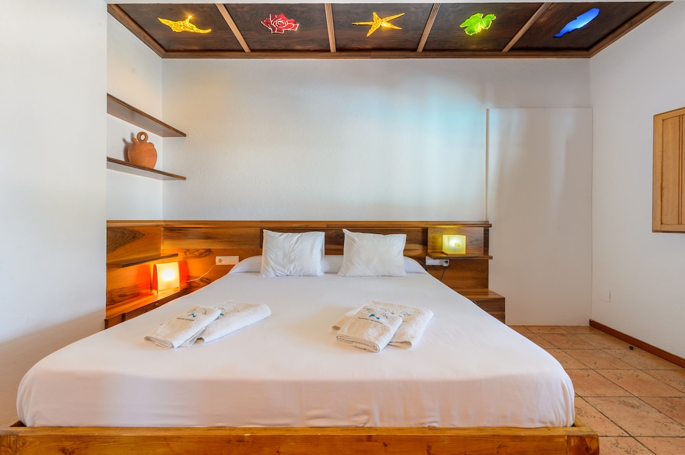 2 Bedrooms, Grand, Suite, King Bed, Pool Side, Sofa