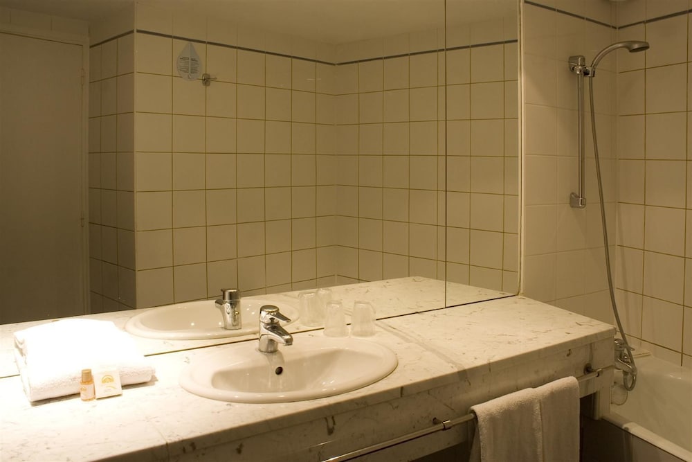 Ours Blanc Place Victor Hugo 24/67