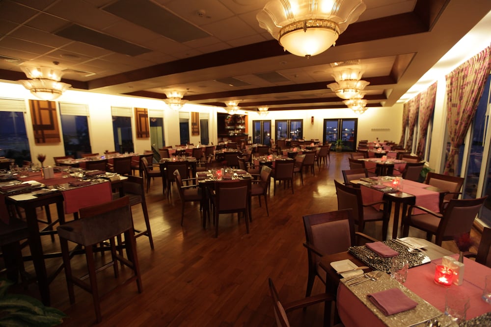 HULHULE ISLAND HOTEL 40/55