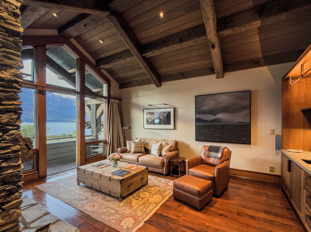 PREMIUM, LODGE, SUITE