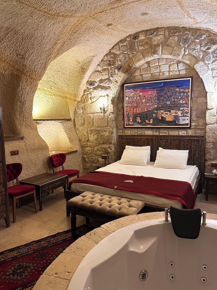 Under Cave Hotel 9/50