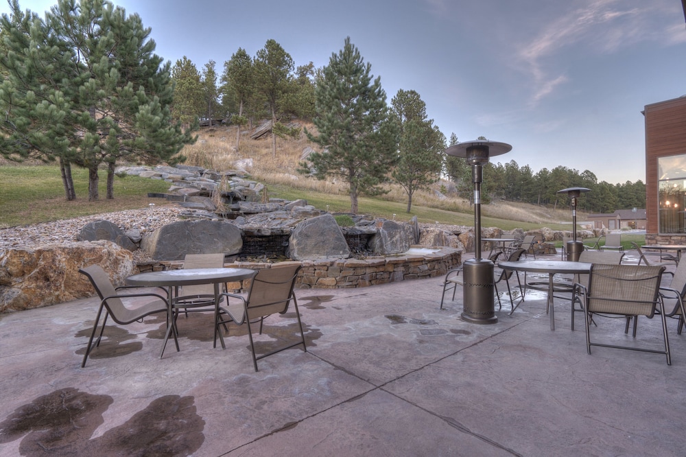 Holiday Inn Express and Suites Custer 52/59