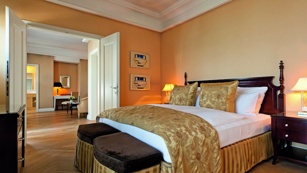 FALKENSTEINER SCHLOSSHOTEL VELDEN 10/83