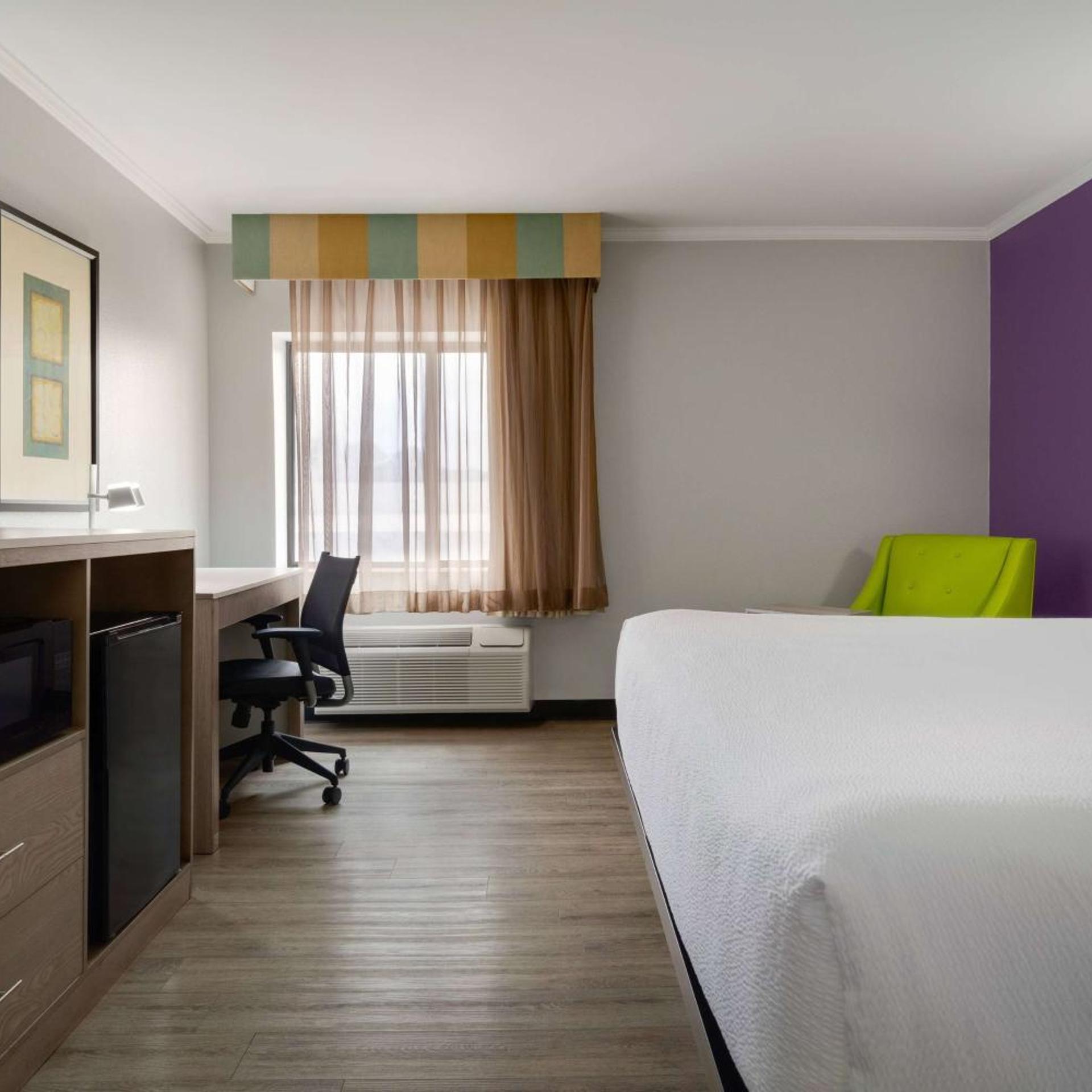 Room, Queen Bed, Bathtub, Accessible