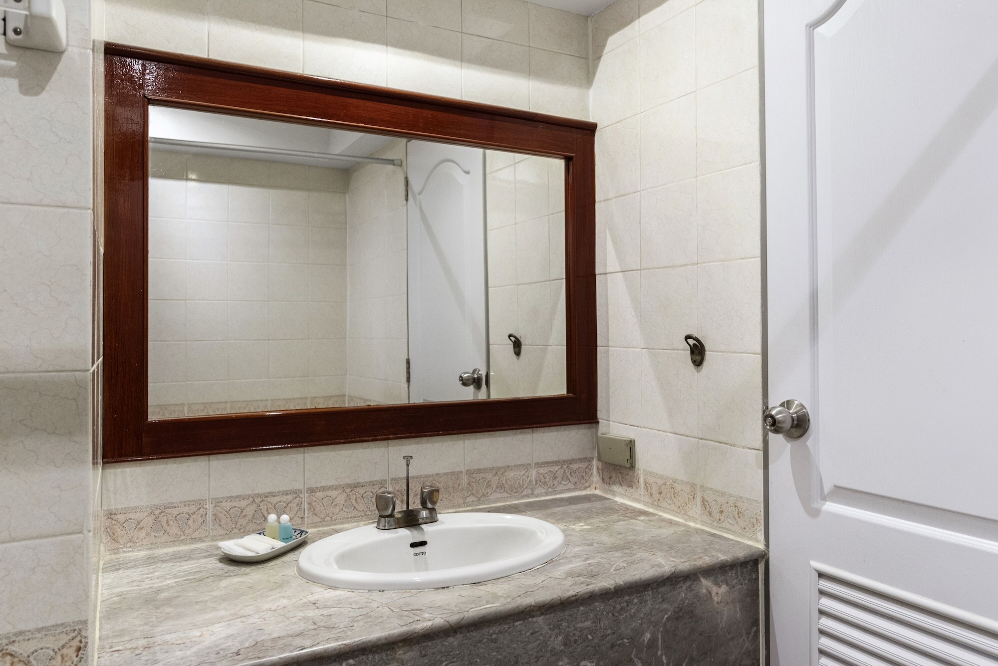 SUPERIOR, DOUBLE OR TWIN BED