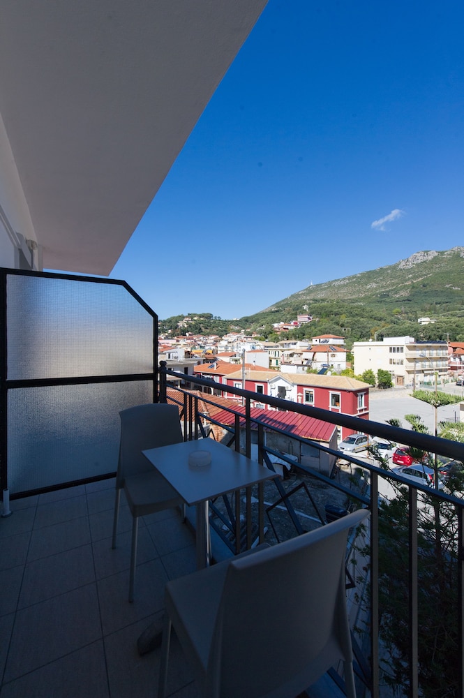 SAN NECTARIOS HOTEL 39/50