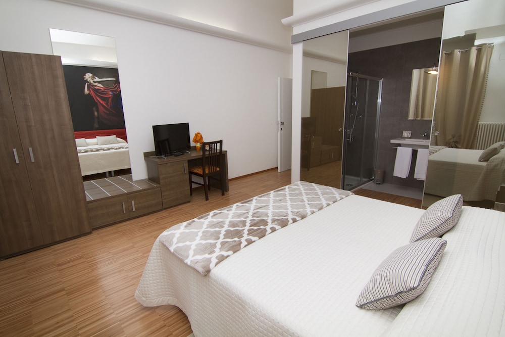 STUDIO, SUITE, CITY VIEW