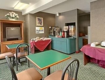 Days Inn By Wyndham North Columbia Ft Jackson 37/50