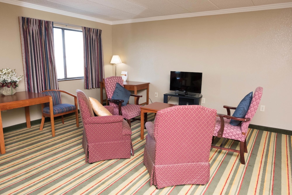 Super 8 By Wyndham Frederick 25/42