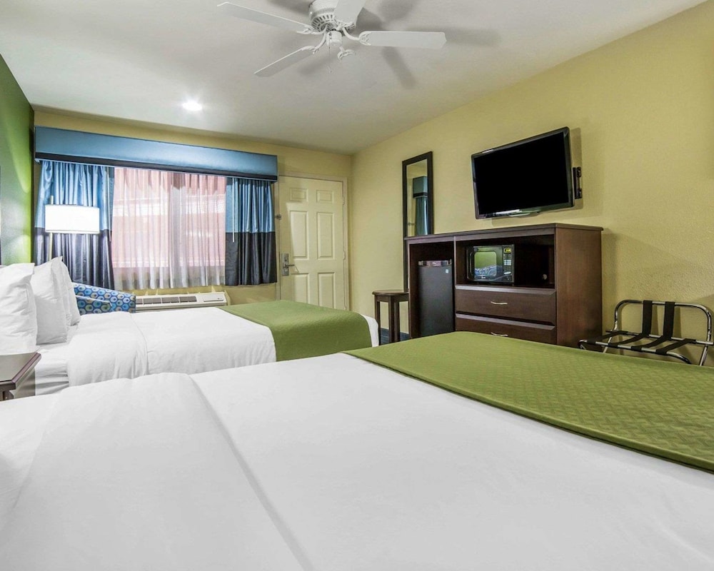 Quality Inn Needles, CA 18/34