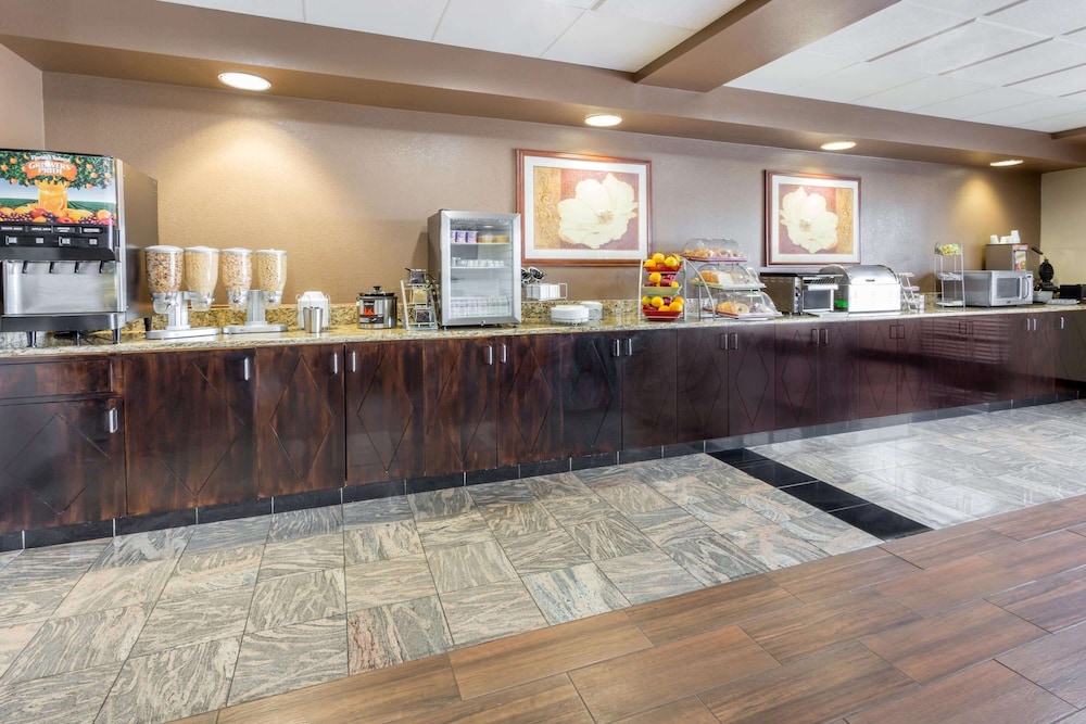 Wingate by Wyndham Joliet 6/37