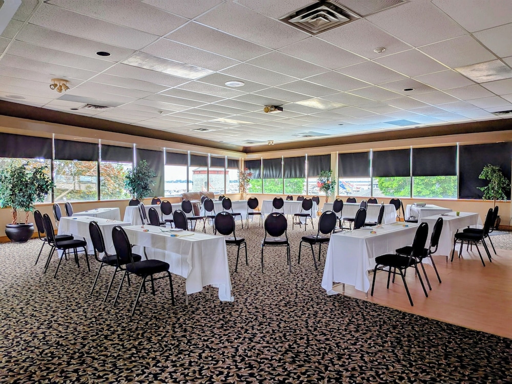 Confederation Place Hotel 50/68