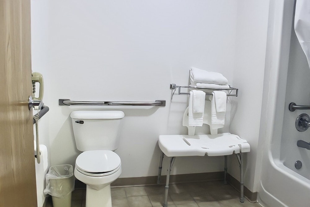 AmeriVu Inn and Suites-Stanley 42/47