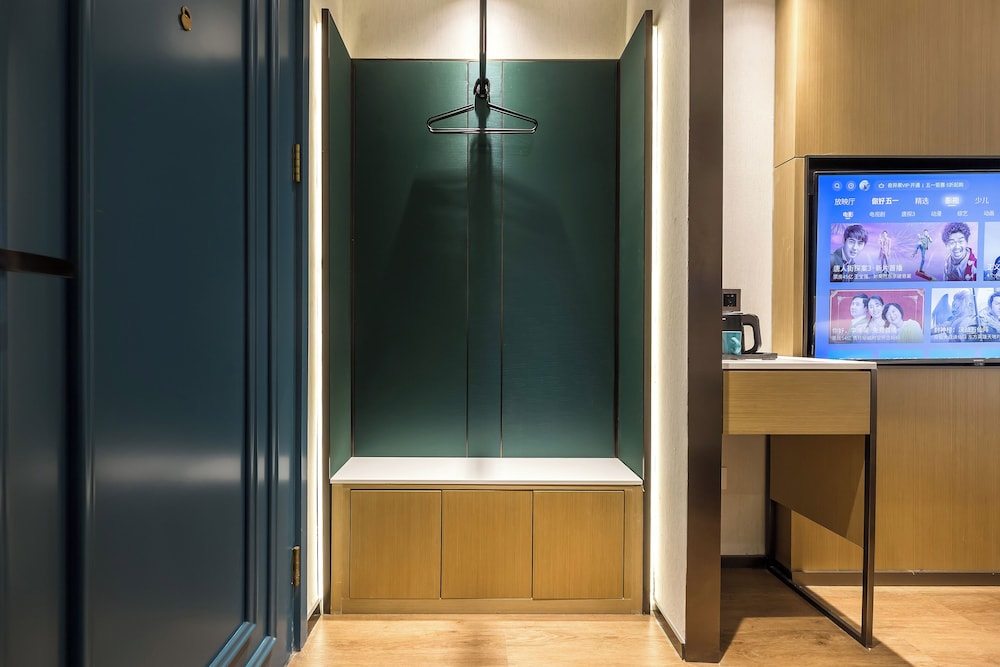 Jinglai Hotel (Shanghai Bund East Nanjing Road Pedestrian Street) 8/50
