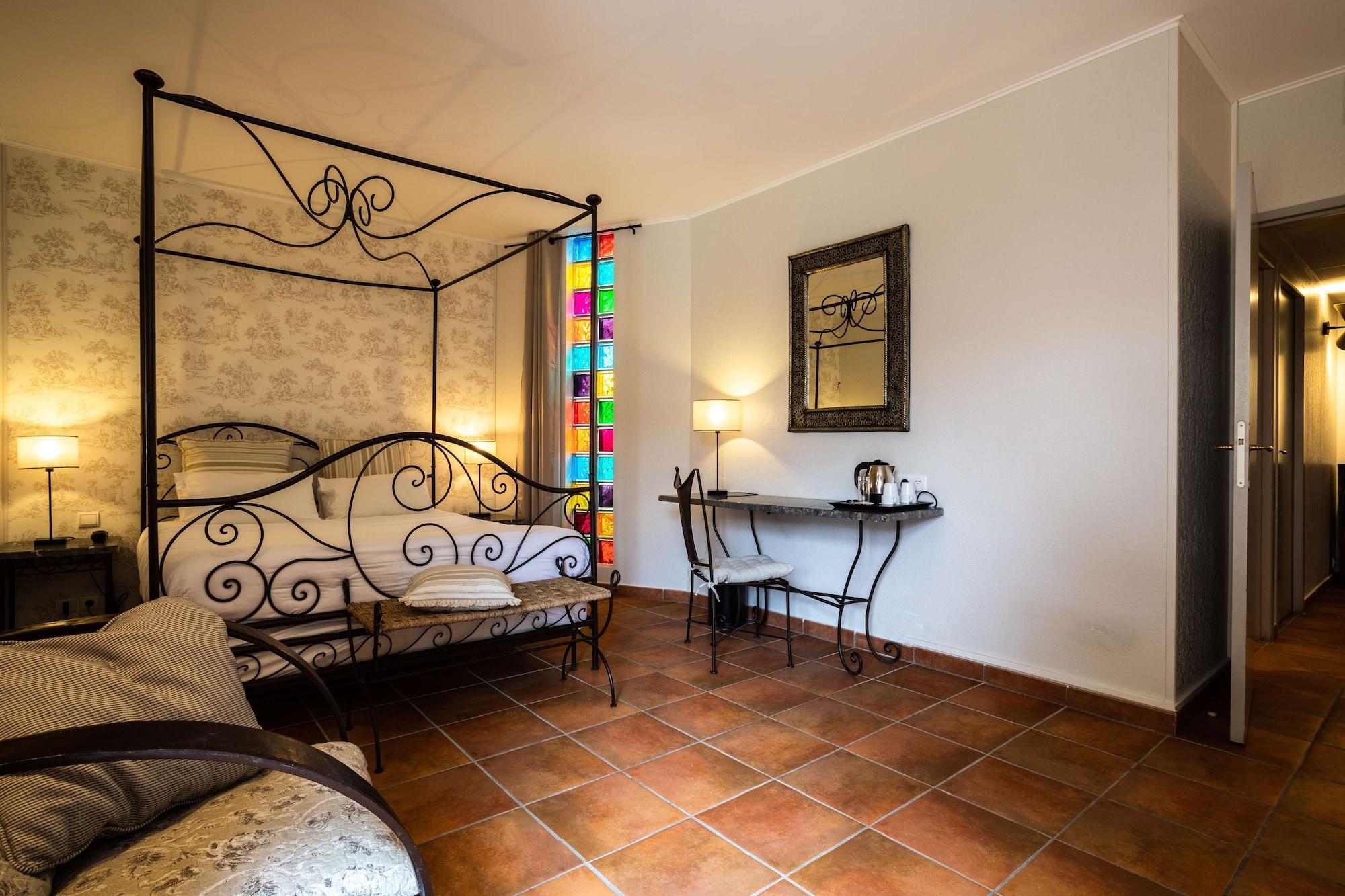 Junior Suite, Multiple Beds, Pool View