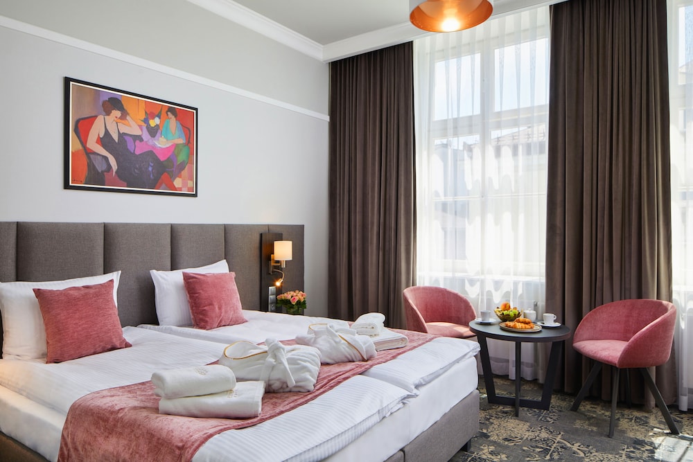 SUPERIOR, DOUBLE OR TWIN BED