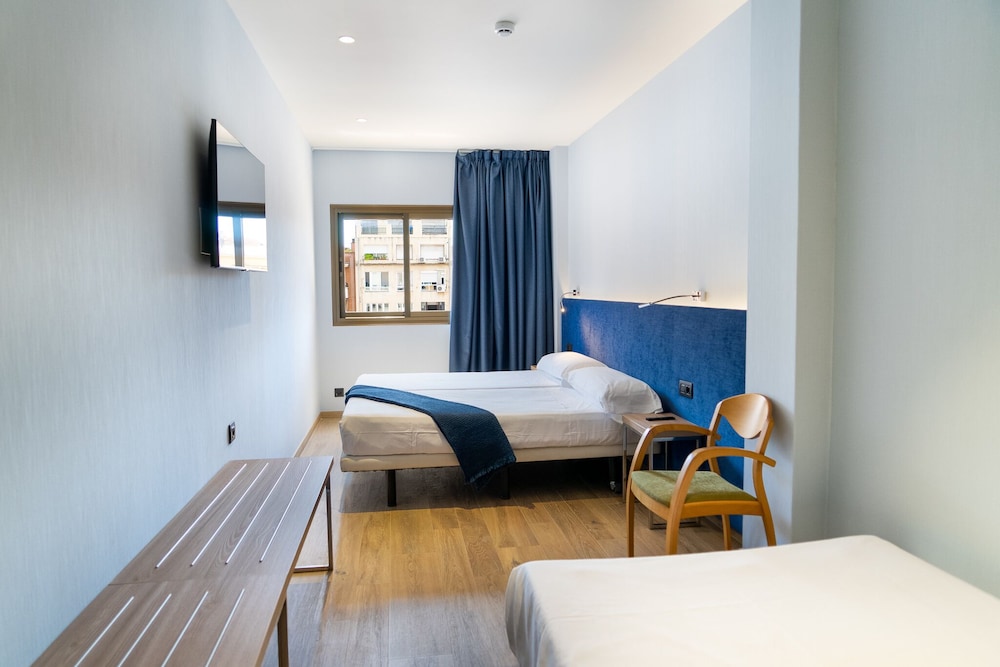 ROOM, TRIPLE, TWIN BEDS, SOFA