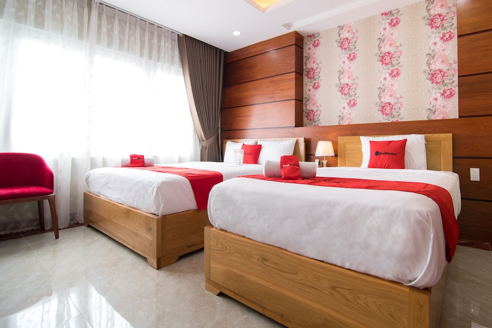RedDoorz Plus near Tan Son Nhat airport 2 28/50