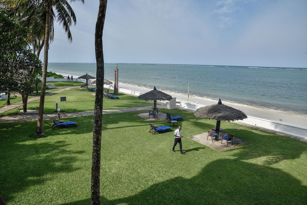 Northcoast Beach Hotel 43/50