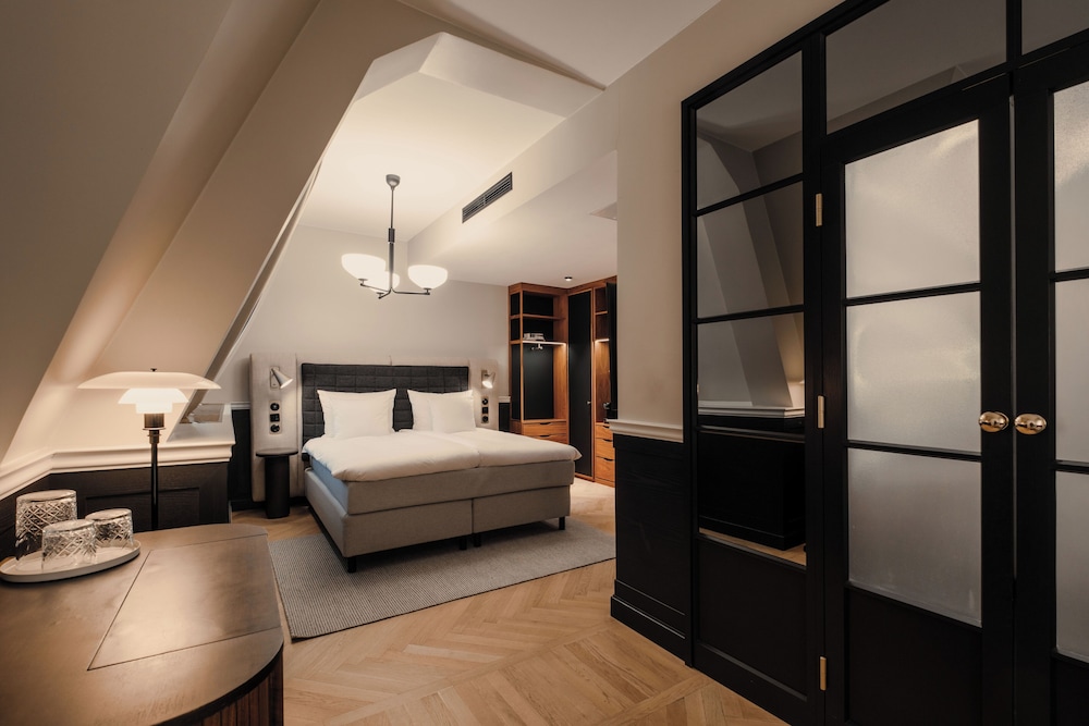 PLUS, SUPERIOR, KING BED