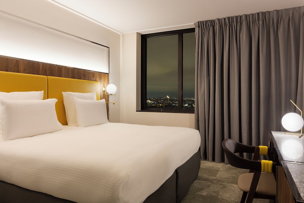 DELUXE, KING BED