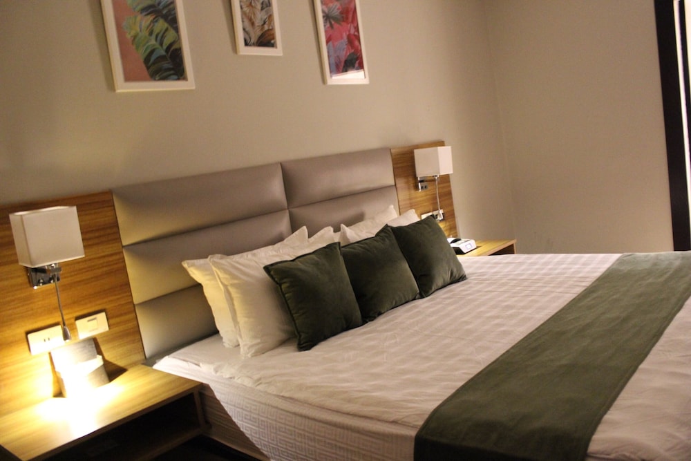 Monarch Hotel 16/45