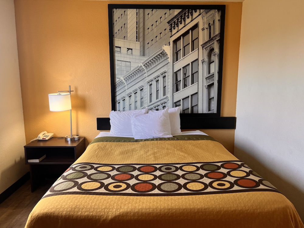 Super 8 by Wyndham Elizabethtown 36/61