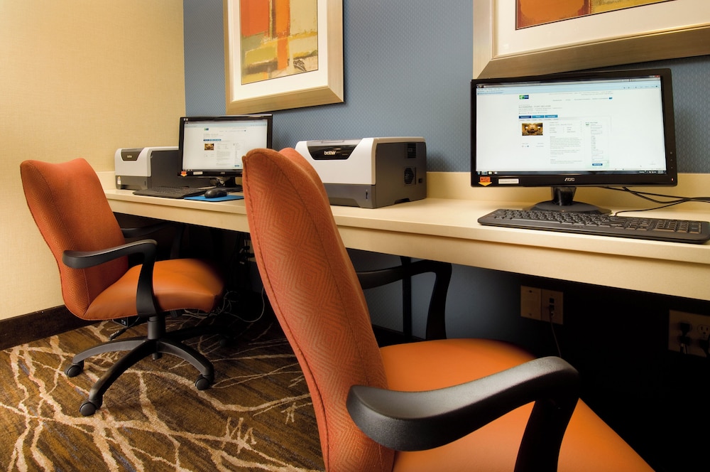 Holiday Inn Express Suites Alexandria Fort Belvoir 64/73