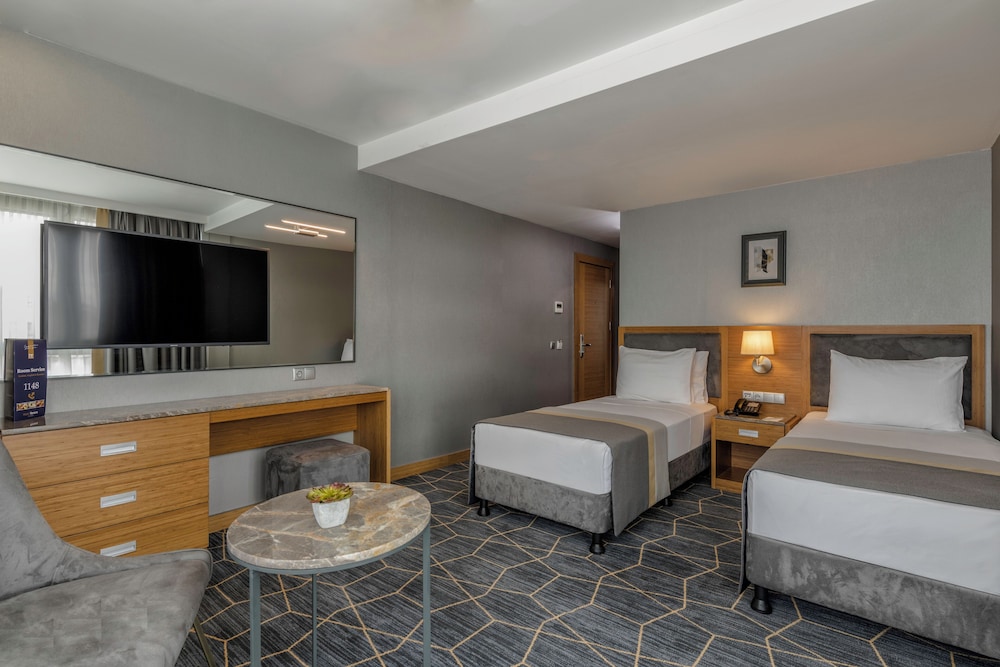ROOM, DOUBLE BED