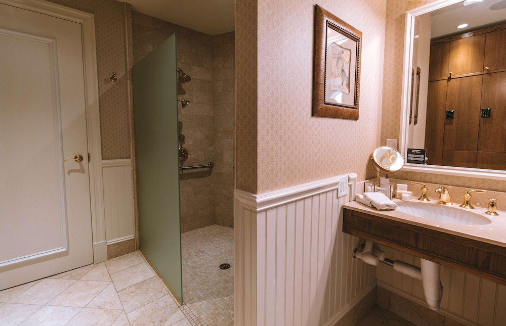 Madison Beach Hotel, Curio Collection by Hilton 18/88