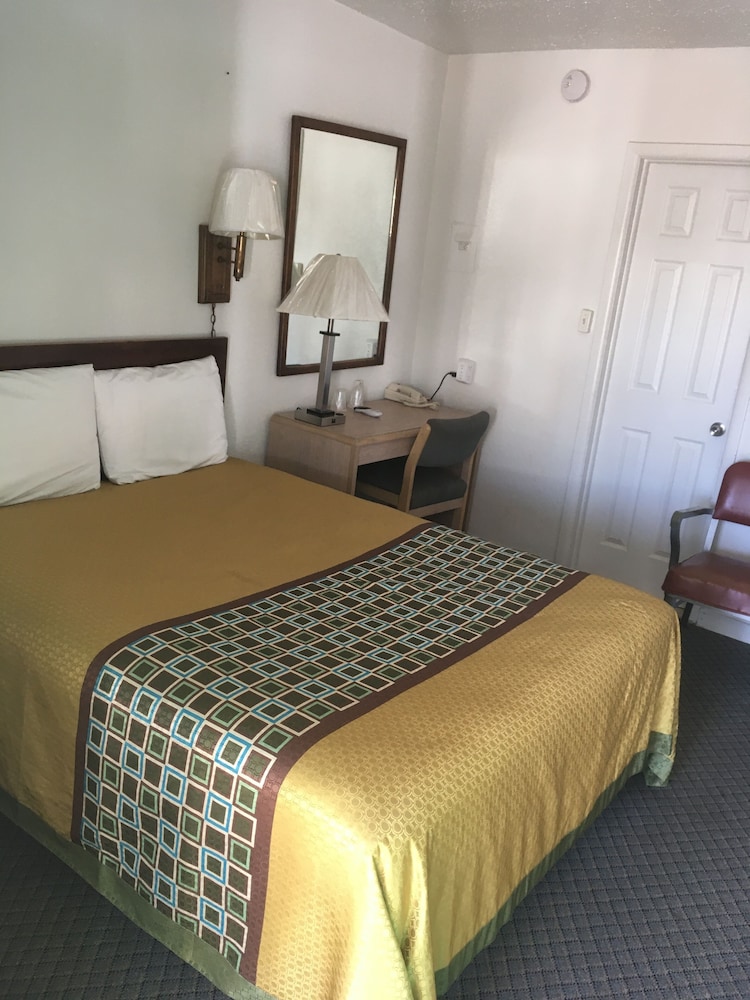 Kansan Motel 8/25