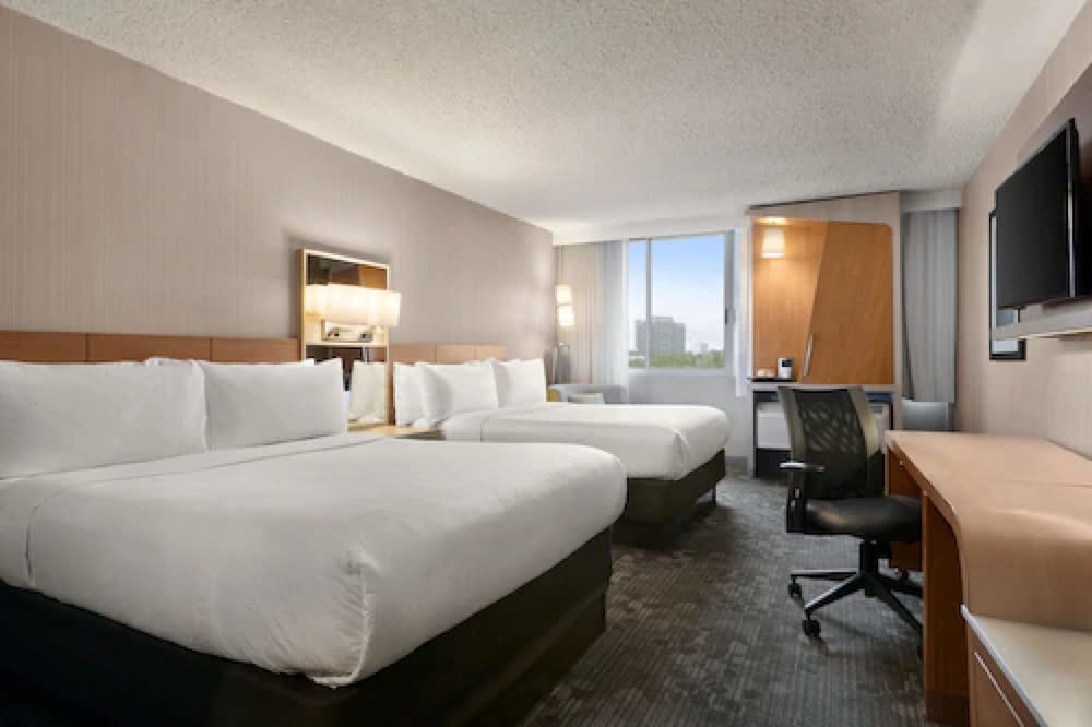 WELLNESS, 2 QUEEN BEDS, SKYLINE VIEW