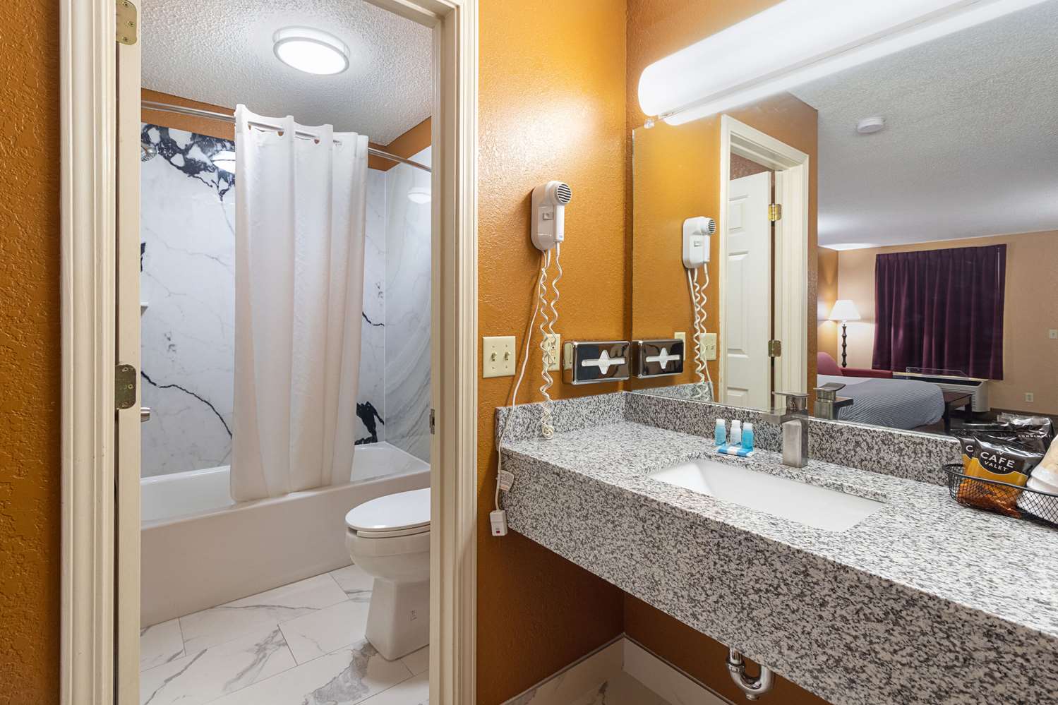 Econo Lodge Selmer, TN 33/37