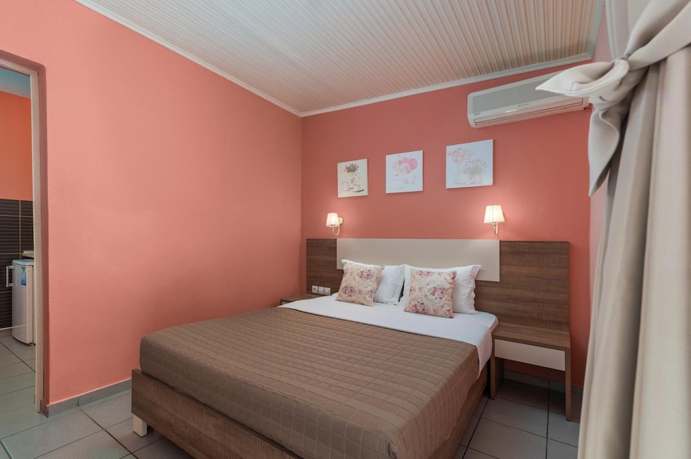 Ouzas Hotel 10/38