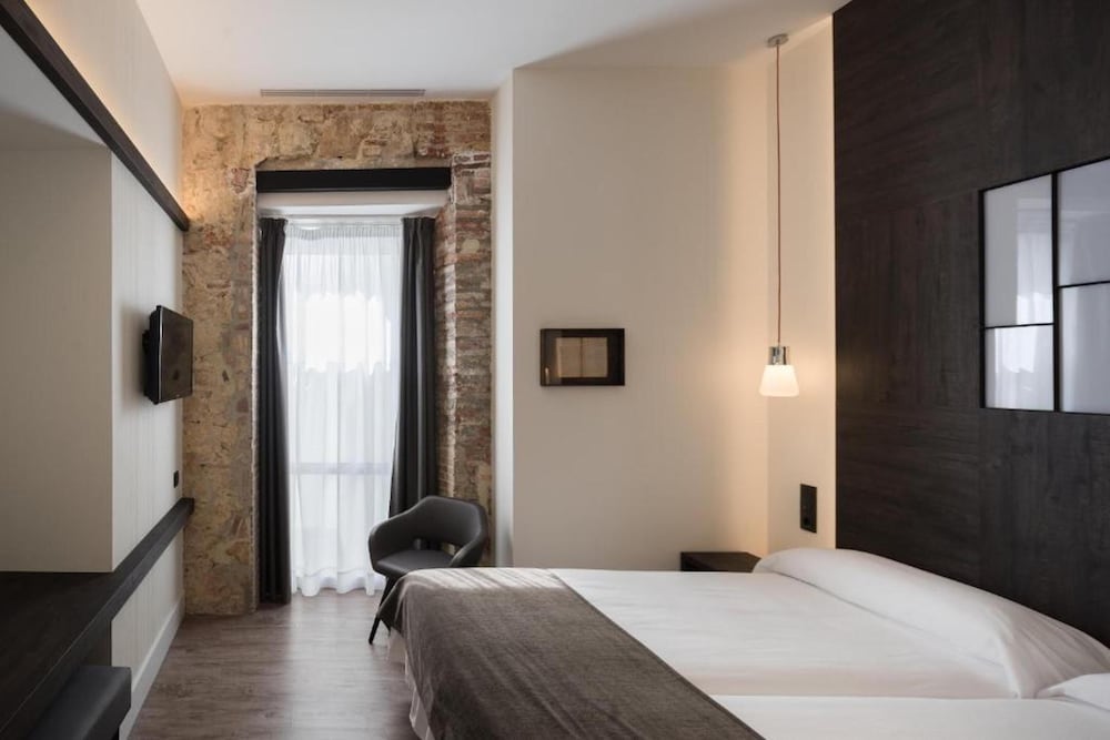 INTERIOR, COMFORT, DOUBLE OR TWIN BED