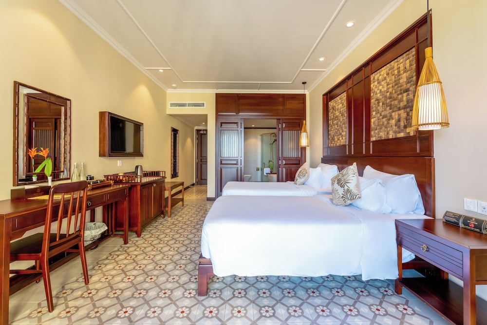 Senior, Deluxe, Queen Bed, Pool View, Balcony