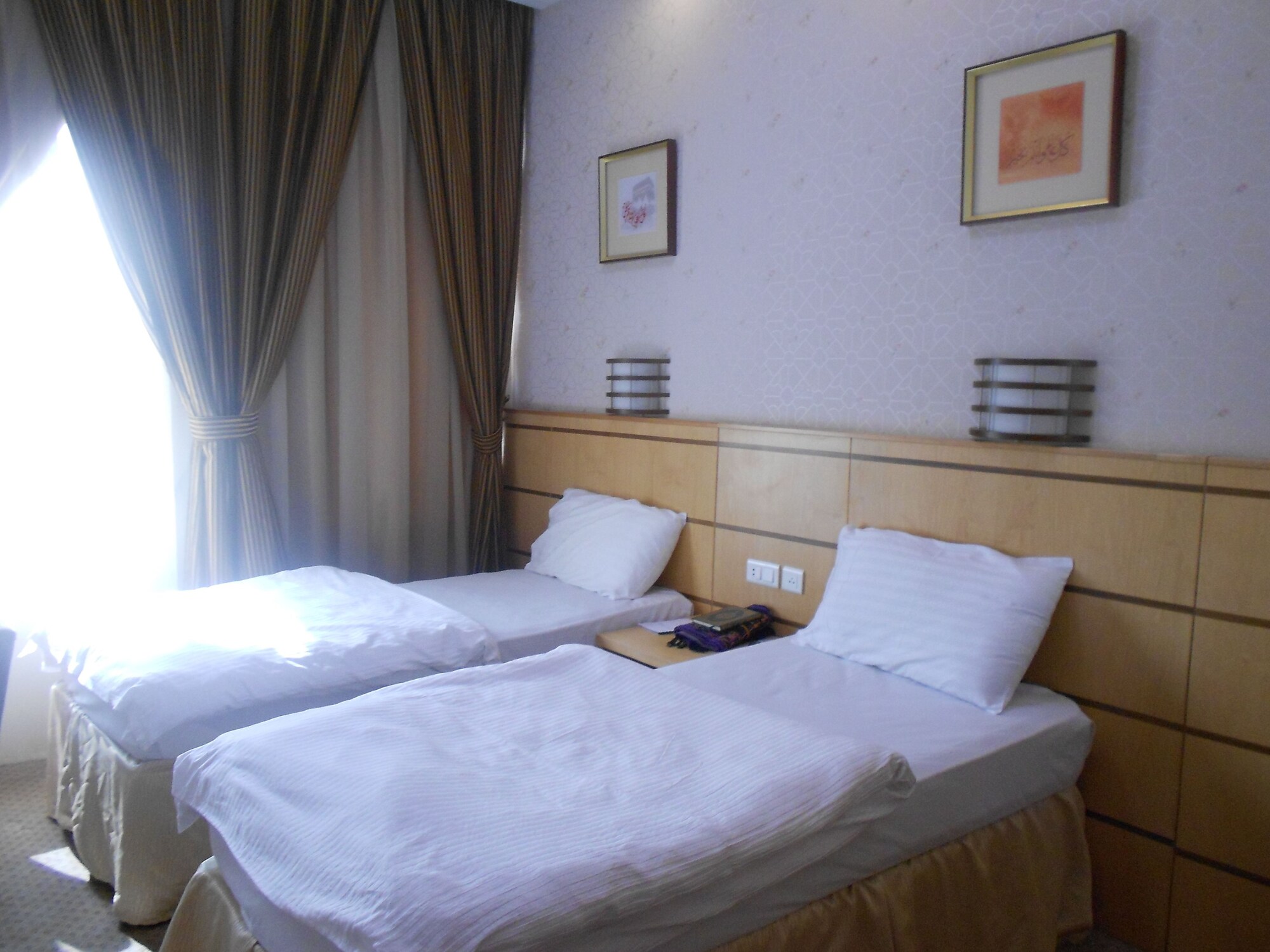 ROOM, TWIN BEDS