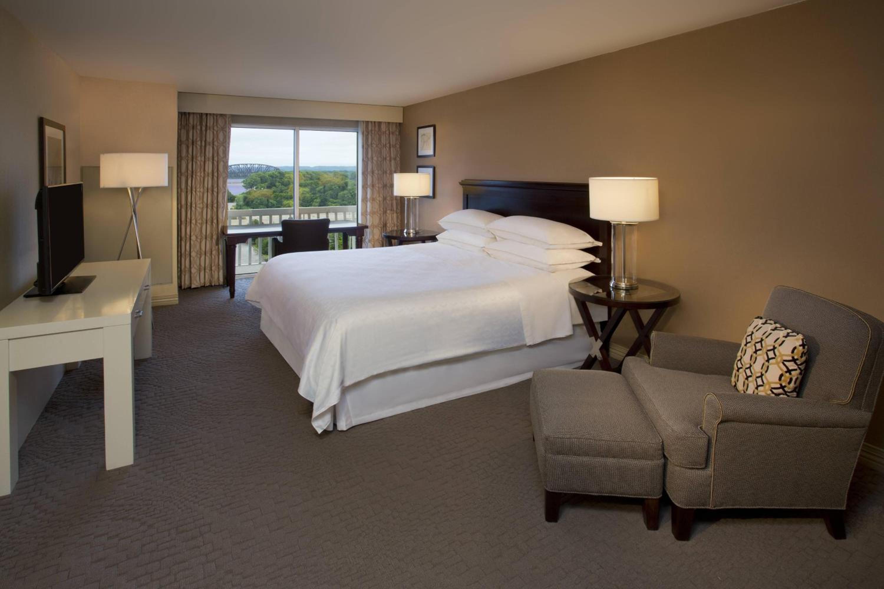 Room at Sheraton Louisville Riverside Hotel, JEFFERSONVILLE - IN